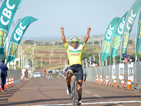 Tatielle Valadares é vice-campeã brasileira de ciclismo de Estrada