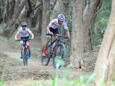 Ciclistas da equipe montam pista de mountain bike XCO em Pindamonhangaba
