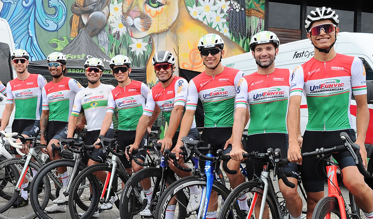 Equipe disputa a 13ª Volta Ciclística de Brusque em Santa Catarina
