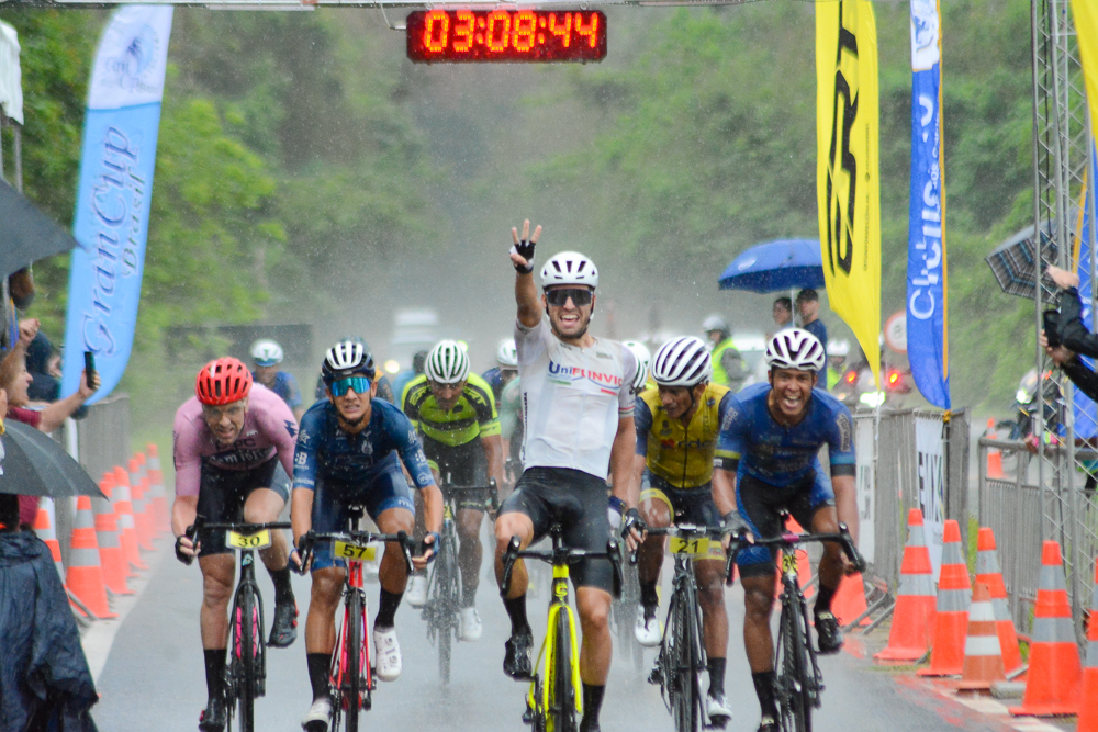 Pindamonhangaba conquista vitória dupla na Prova Ciclística Cidade de Ubatuba